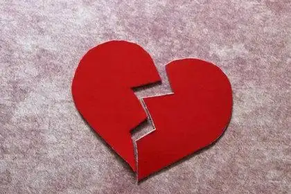 2,伤感弥漫了整个城市,还来不及看清就心碎了一地,酸涩,在胸腔中排山