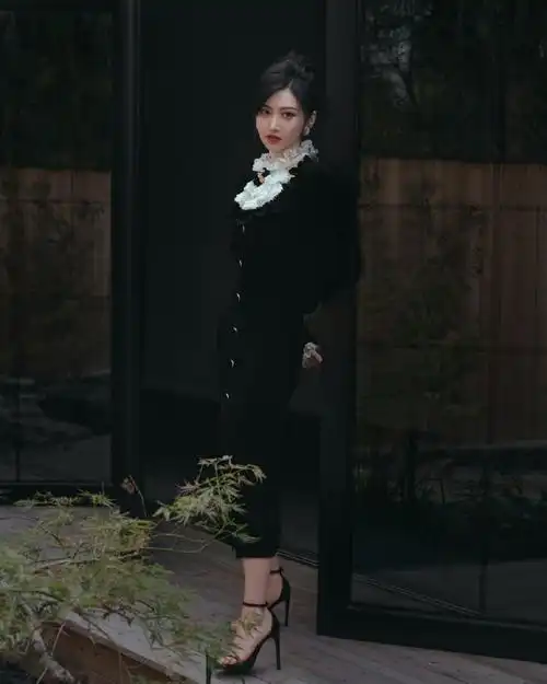 景甜 可以从睁眼吃到睡觉#景甜黑色一字带高跟每一张都给脚的女眯星