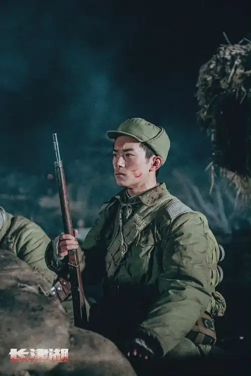 易烊千玺长津湖伍万里剧照 眼神满满是戏,恭喜票房破48亿