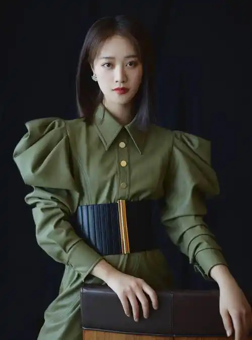 裤子更是将蓝盈莹的身材比例衬托到完美,帅气短发飒气十足