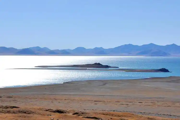 原创藏北羌塘无人区镶嵌在玉石山里的蓝宝石扎日南木措