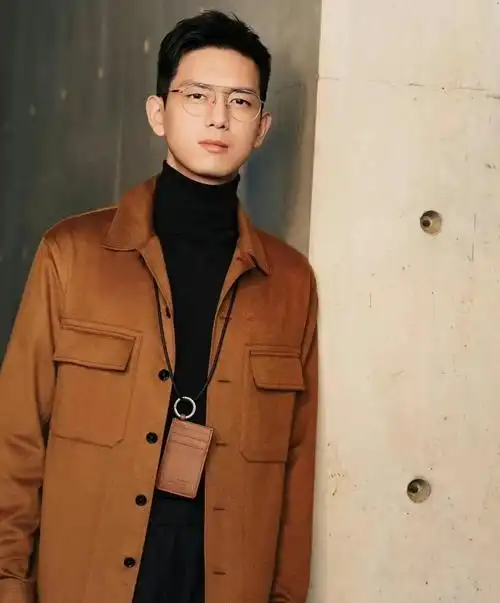 男明星最爱夹克外套:朱一龙任嘉伦风格大变,肖战让人眼前一亮