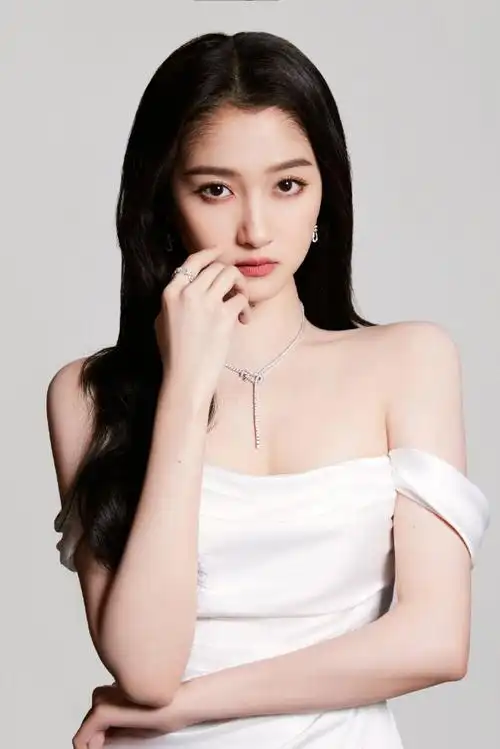 关晓彤开叉白裙造型##关晓彤情人节大片