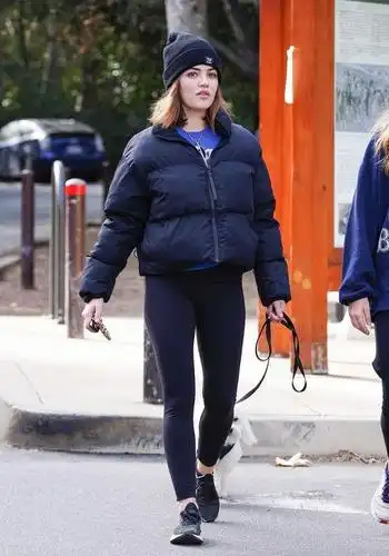 露西·海尔戴着毛线帽太可爱,抱白色狗狗背香奈儿包包,太潮了