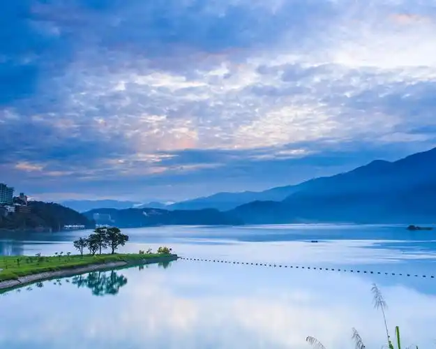 台湾南投,早晨日出,山,蓝天,湖光倒影 壁纸 - 1280x1024