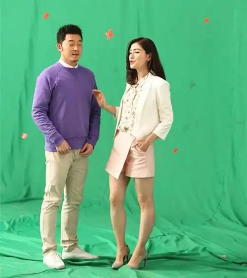 胡可和老公秀幸福照 穿粉色短裙秀性感 沙溢动作笨拙好"油腻"