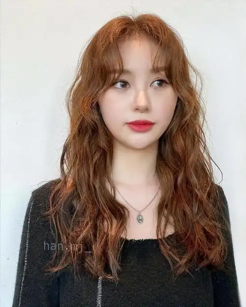 2022卷发造型推荐:低马尾x羊毛卷喜欢法式慵懒氛围,则