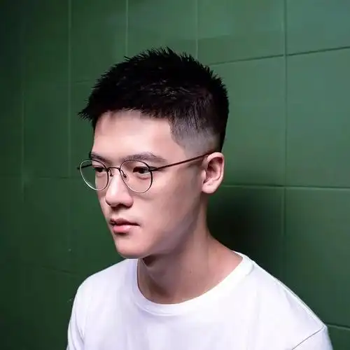 发型丨戴眼镜男生发型2020年流行款有你想要的吗