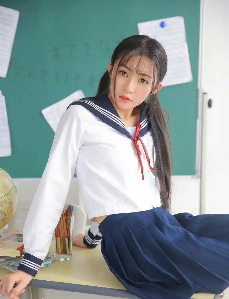 甜美可人的校服妹子