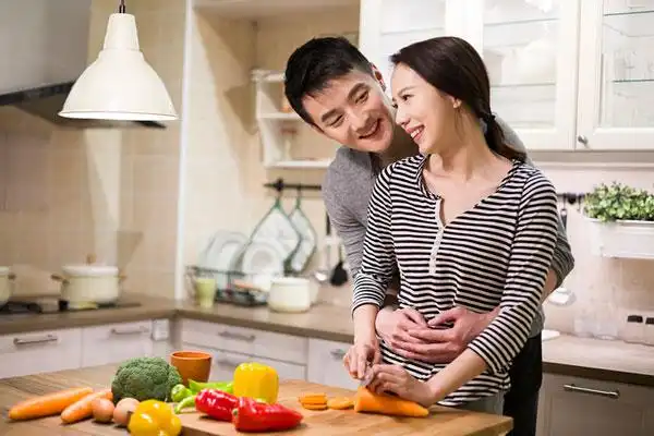 年轻情侣在厨房做饭