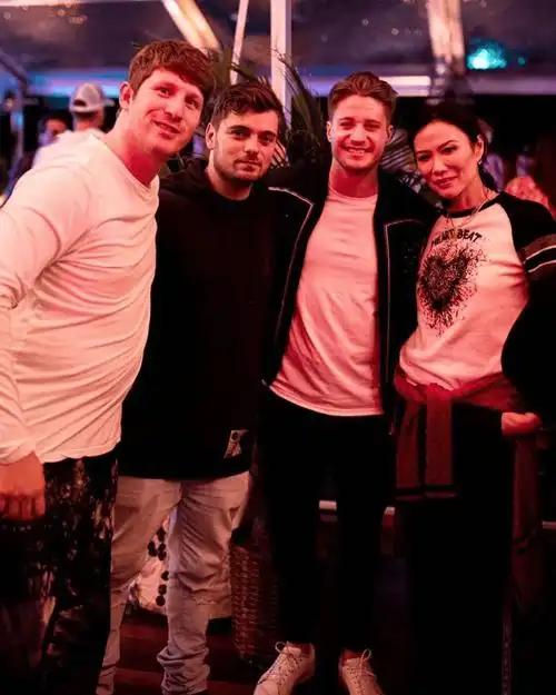 邓文迪带女儿出席前夫婚礼!离婚越活越年轻,"向上社交"全靠情商