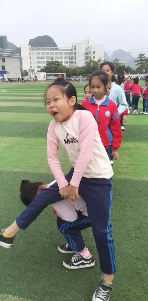 四(2)班 我们的大课间:跳山羊