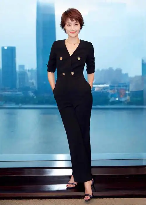 马伊琍离婚后越来越潇洒西装配镂空魅力十足口红瞬间减龄