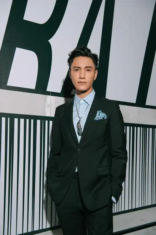 陈小春拿废纸做西装口袋巾时髦绅士到底该如何使用口袋巾