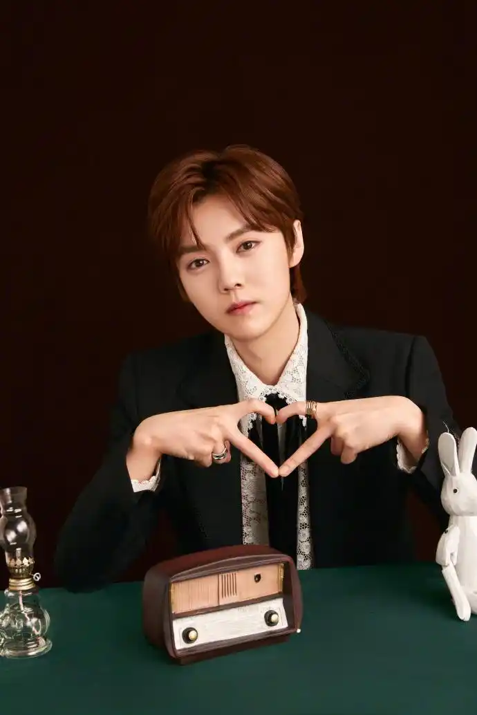 明星丨鹿晗亮相gucci高级珠宝大片 穿上蕾丝衬衫系着蝴蝶结就是洋娃娃