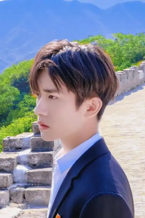 今日分享易烊千玺的侧脸照小合集,这样的四字弟弟,很难不叫一声哥哥!