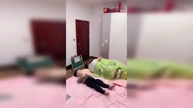 姐姐看到弟弟一个人睡旁边 没想到会这样做 暖心