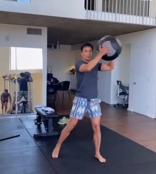 吴彦祖为建筑系学生上网课,穿深色外套超低调,47岁仍超帅气!