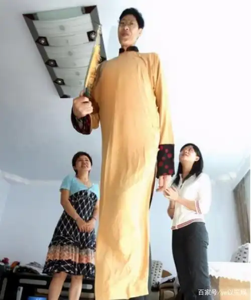 中国第一巨人身高2米42,结婚20年无子,1米6娇妻回应:不方便