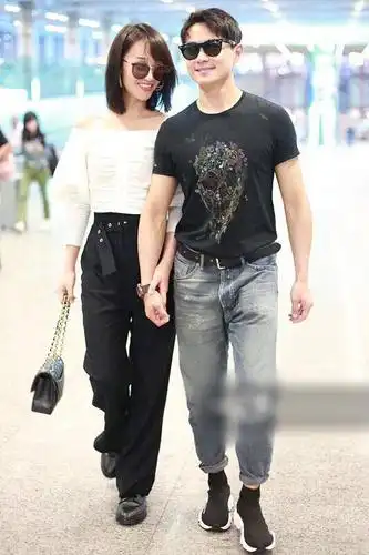 超甜! 蓝盈莹抵京获男友曹骏接机, 全程亲密挽手有说有笑