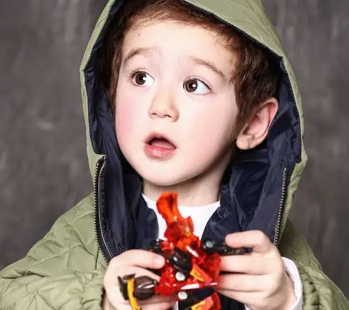 大眼萌娃周嘉诚壁纸