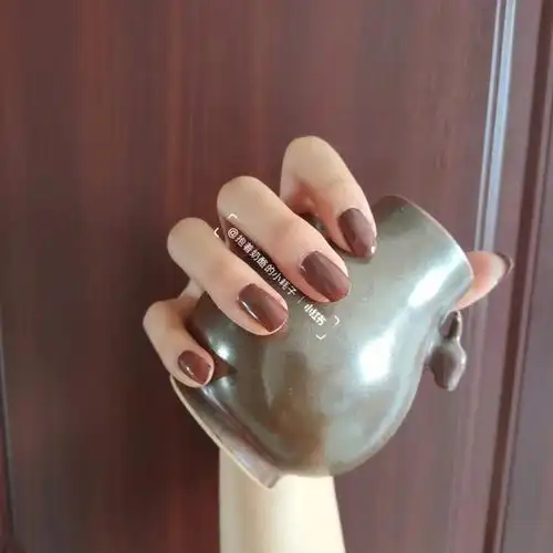 棕色美甲栗子生巧克力