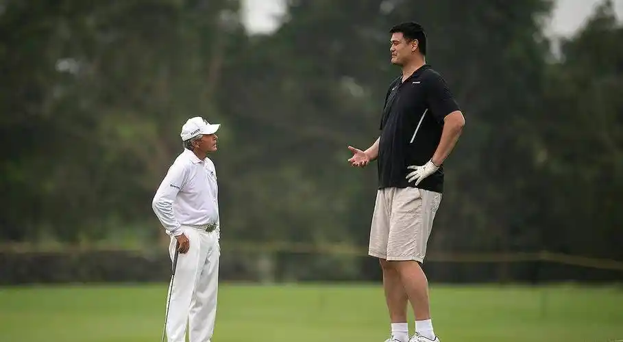 42岁姚明坐南航被偶遇,跷二郎腿很朴素,坐商务座拥挤局促难伸腿