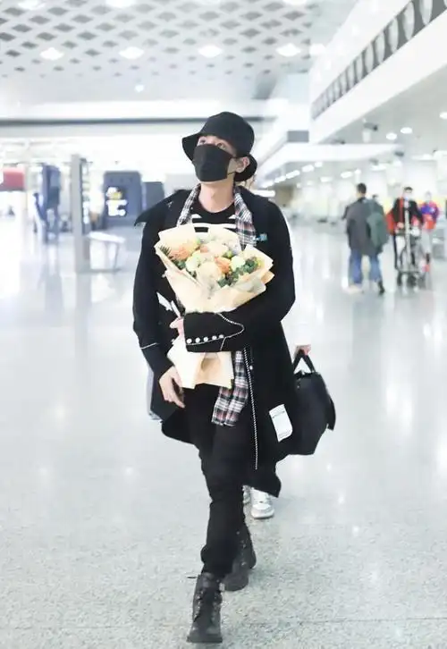 张若昀瘦成小鲜肉全黑穿搭看着挺有型腿看着比女生还细