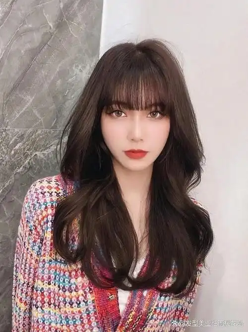 大波浪性感可爱女人味的中长发女神必备发型之一,这种卷度比较大的