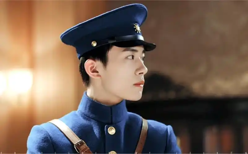 易烊千玺军装易先生热血同行