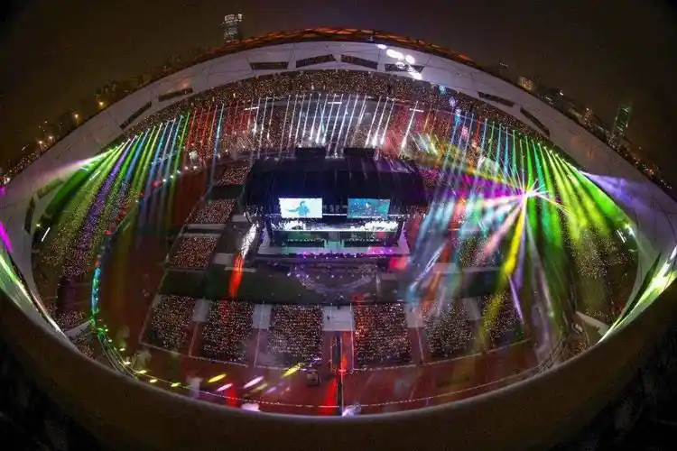 鸟巢首开四面台演唱会!突破技术瓶颈,他是如何做到的?