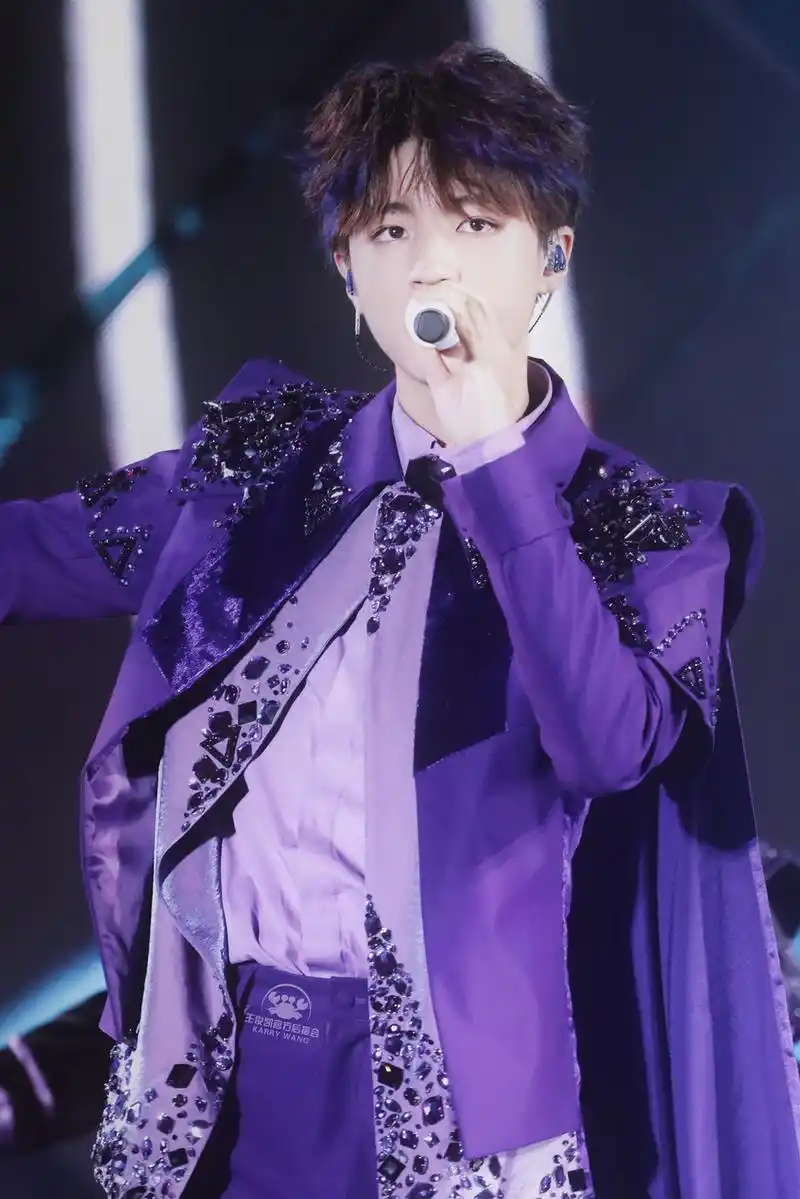 王俊凯任何颜色都能完美演绎,紫色的小王子,太好看了