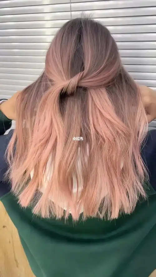 秋冬必染发色粉色渐变染完美过渡潮色尴尬期