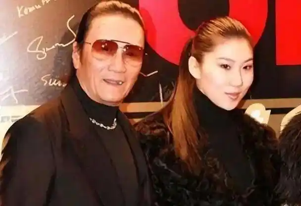 回顾谢贤近70岁时与20岁少女相恋两千万分手费是否符合市场规律