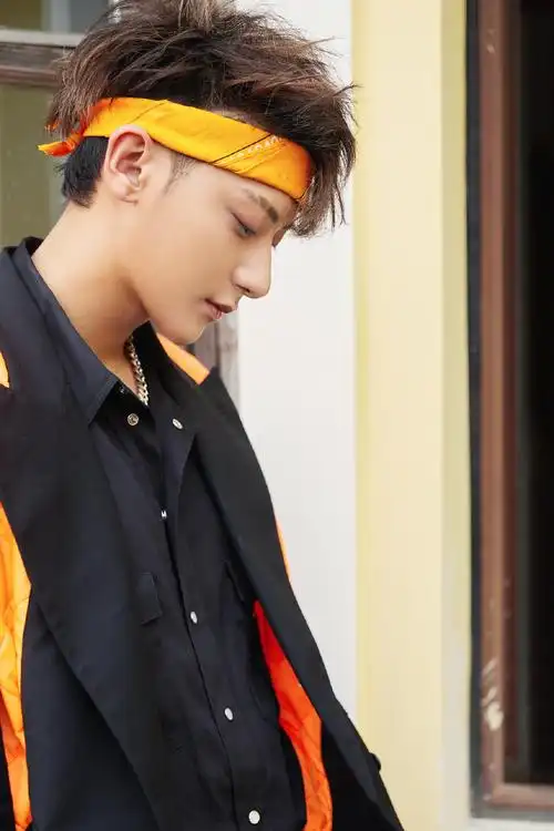 黄子韬酷帅工装写真图片