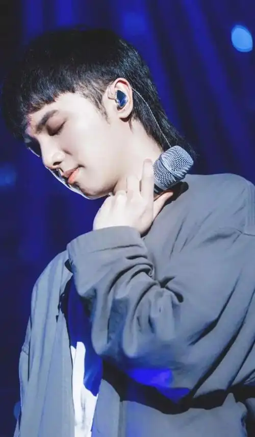 华晨宇的神仙侧颜:有一种美,叫无法抗拒