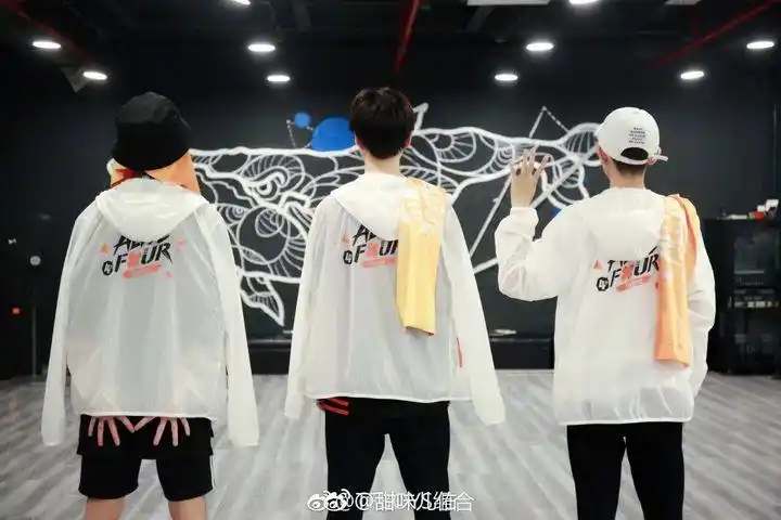 [tfboys][新闻]170806 四年背影杀 我们还可以看多少年?