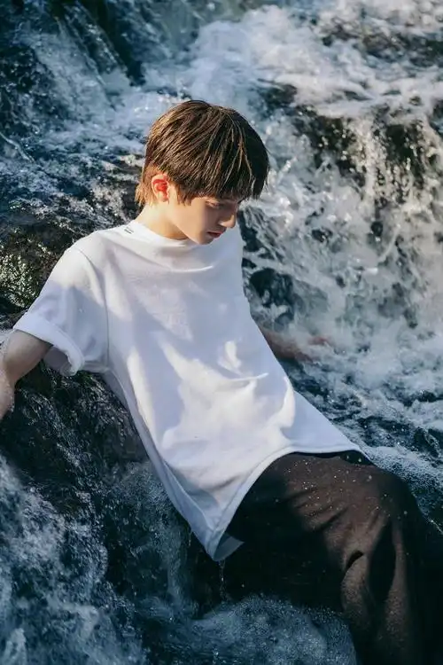 刘冠佑写真大片!清新自然青春阳光,迎接更好的自己