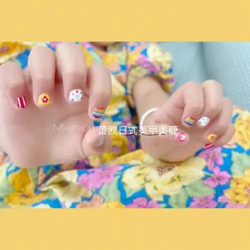 儿童彩虹美甲就要可可爱爱
