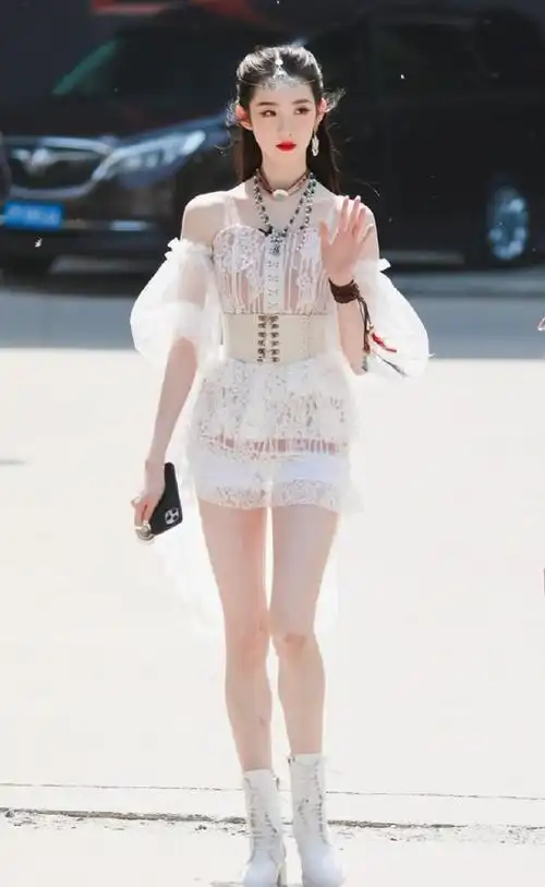 张艺凡cos异域精灵脚上的鞋成最大亮点这是对女团最大尊重