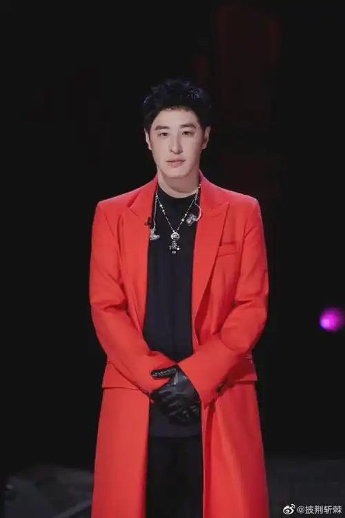 4年前,潘玮柏突然在微博官宣结婚@了另一半宣云,晒出两人和父母的同游