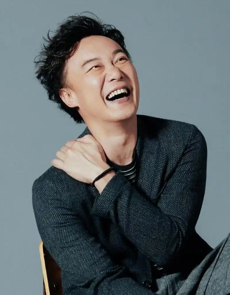 陈奕迅一脸无奈的看着台下热情的粉丝:放过我吧,我快50岁了.