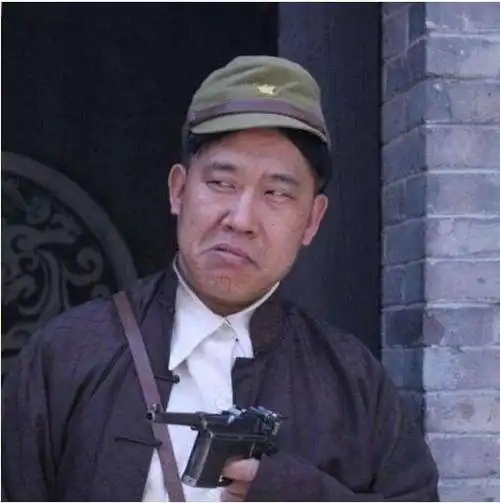 剧里就是一个特务,如果不小心出现在现代剧里,就是个标准的"猥琐男","