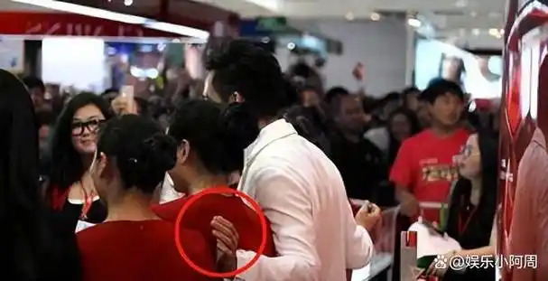 钟汉良不仅在同行陪伴时候注重言行举止,与粉丝合影时也十分周到体贴.