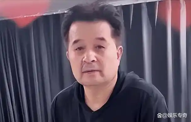 这次,64岁毕福剑付出沉重代价,陋居农村,吃力修三轮,现状凄惨