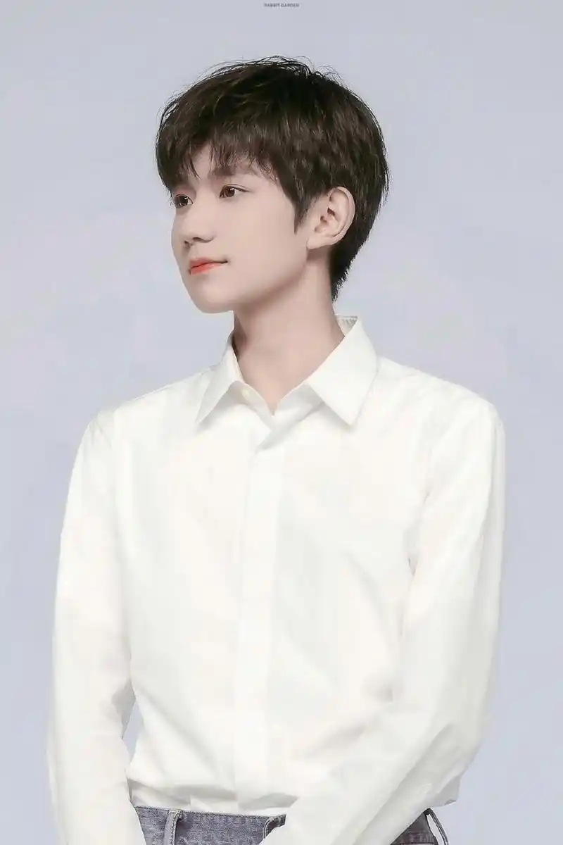 【王源 白衬衫】来自粉丝投稿.  干净又清爽,你夏了整个夏天!