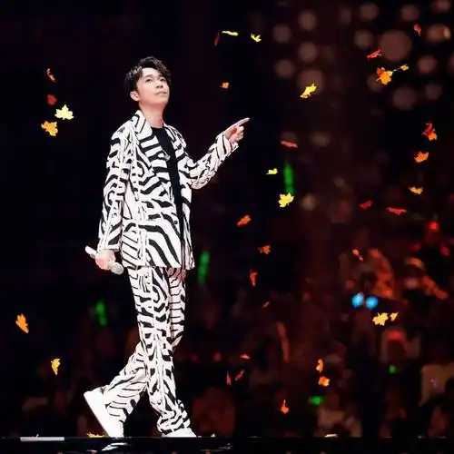 在今年的东方风云榜上,吴青峰拿下了亚洲创作歌手,港台地区最佳男歌手