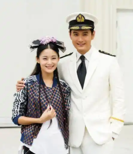 他是"容嬷嬷"的儿子,出道10年却不温不火,妻子反倒家喻户晓_李明启_王