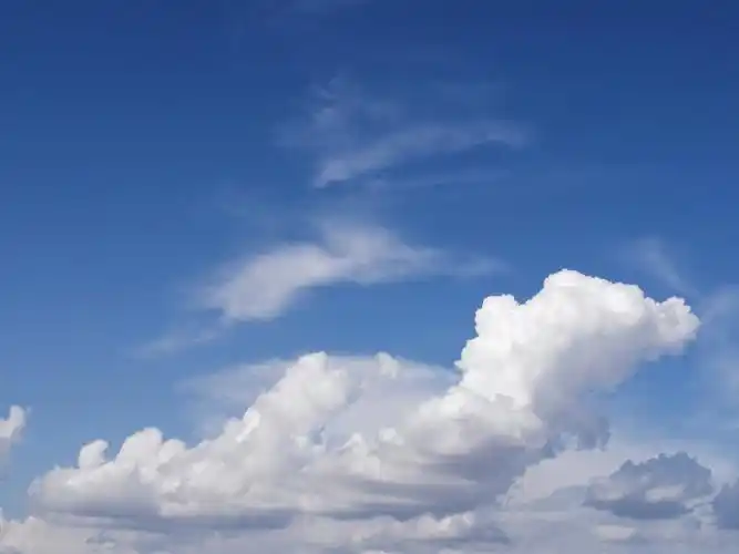 蓝色天空下的云朵