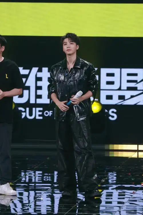 迪奥品牌大使王俊凯##骆驼王者凯甲系列# 
你的应援色是我现实生恢行